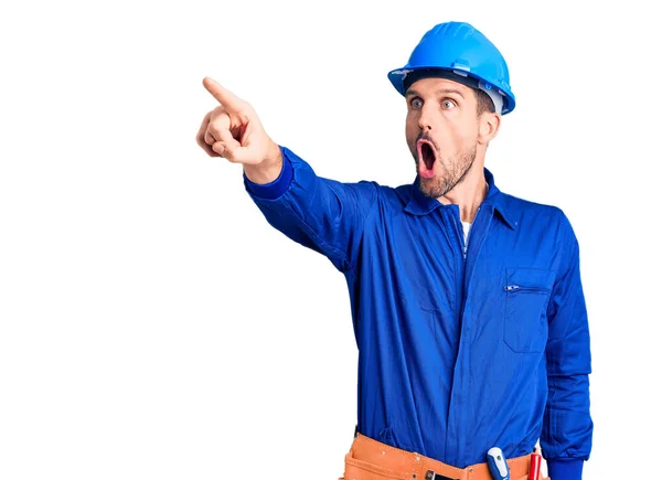 Jovem Homem Bonito Vestindo Uniforme Trabalhador Hardhat Apontando Com Dedo — Fotografia de Stock