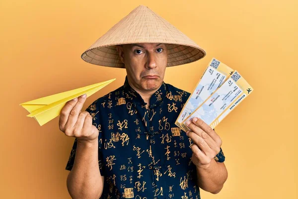 탑승권을 전통적 아시아인 모자를 중년의 대머리 남자는 괴로워하고 울부짖고 두려워하고 — 스톡 사진