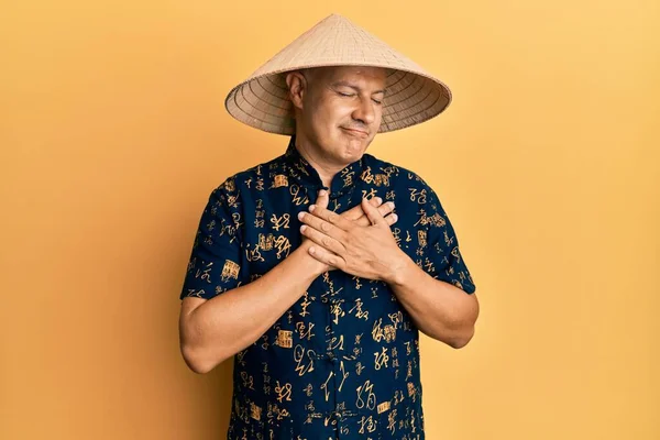 Middle Age Bald Man Wearing Traditional Asian Straw Hat Smiling — Stock fotografie