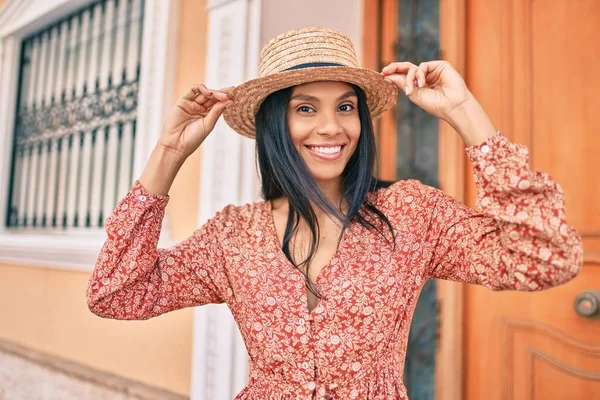 Joven Afroamericana Turista Mujer Vacaciones Sonriendo Feliz Caminando Ciudad —  Fotos de Stock