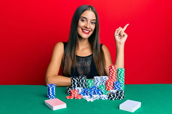 Νεαρή Ισπανίδα Που Κάθεται Στο Τραπέζι Και Παίζει Πόκερ Χαμογελώντας — Φωτογραφία Αρχείου