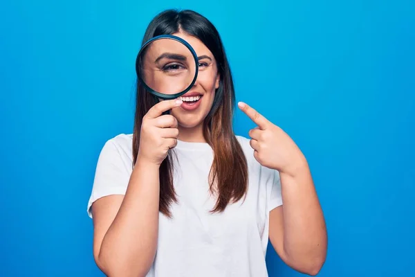 Jong Mooi Brunette Vrouw Met Vergrootglas Geïsoleerde Blauw Achtergrond Glimlachen — Stockfoto