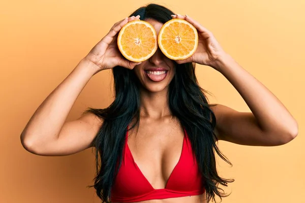 Krásná Hispánská Žena Nosí Bikiny Drží Oranžové Očích Vyčnívat Jazyk — Stock fotografie