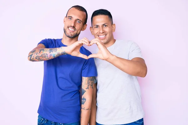 Joven Pareja Gay Dos Hombres Con Ropa Casual Sonriendo Amor — Foto de Stock