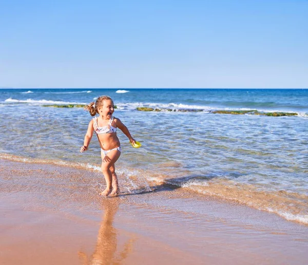 Schattig Blond Kind Met Een Glimlachende Bikini Staande Met Een — Stockfoto