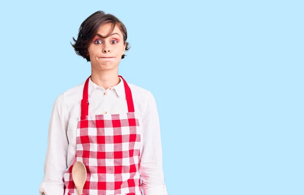 Kısa Saçlı Profesyonel Aşçı Önlüğü Takan Komik Yüzlü Güzel Bir — Stok fotoğraf