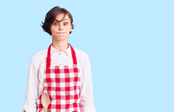 Hermosa Mujer Joven Con Pelo Corto Con Delantal Cocinero Profesional —  Fotos de Stock