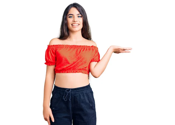 Morena Adolescente Con Ropa Casual Sonriente Alegre Presentando Señalando Con — Foto de Stock