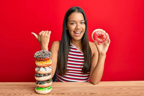 Schöne Hispanische Frau Hält Leckere Bunte Donuts Der Hand Und — Stockfoto