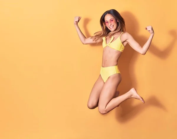 Joven Hermosa Chica Con Bikini Gafas Sol Sonriendo Feliz Saltando —  Fotos de Stock