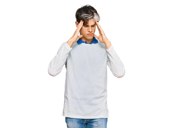 ストレスが原因で頭の痛みのために頭の上に手でカジュアルな服を着て若いヒスパニック系の男 片頭痛 — ストック写真