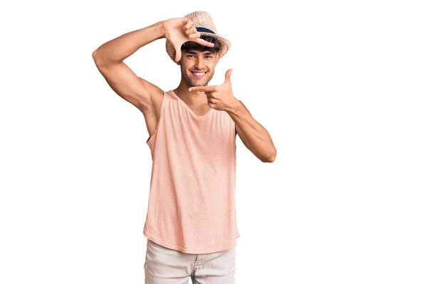 Joven Hispano Con Sombrero Verano Sonriente Haciendo Marco Con Las —  Fotos de Stock