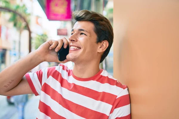 Jeune Homme Caucasien Souriant Heureux Parler Sur Smartphone Ville — Photo