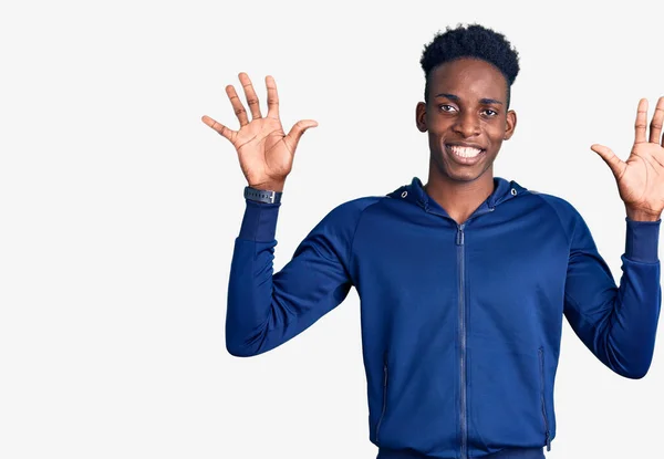Ung Afrikansk Amerikansk Man Bär Sportkläder Visar Och Pekar Upp — Stockfoto