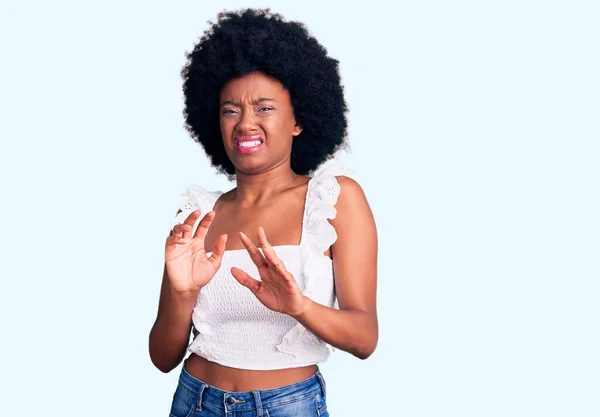 Giovane Donna Afroamericana Con Indosso Abiti Casual Espressione Disgustata Dispiaciuto — Foto Stock
