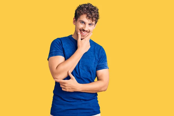 Homem Bonito Jovem Com Cabelo Encaracolado Vestindo Roupas Casuais Olhando — Fotografia de Stock