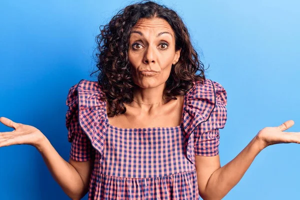 Mulher Bonita Meia Idade Vestindo Shirt Casual Sem Noção Confundido — Fotografia de Stock