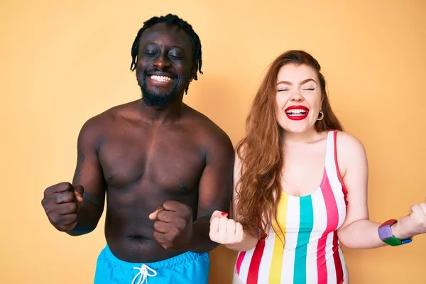 Couple Interracial Portant Des Maillots Bain Excité Pour Succès Avec — Photo