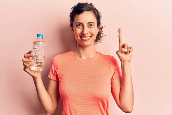 Ung Vacker Latinamerikansk Kvinna Dricka Flaska Vatten Leende Med Idé — Stockfoto