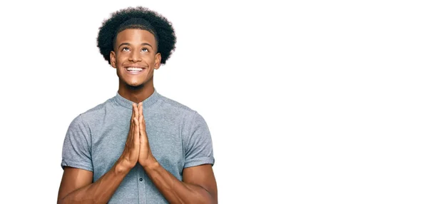 Africano Americano Com Cabelo Afro Vestindo Roupas Casuais Orando Com — Fotografia de Stock