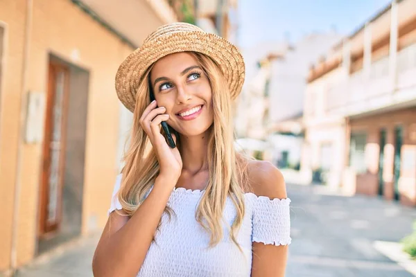 Joven Chica Turista Rubia Sonriendo Feliz Hablando Teléfono Inteligente Ciudad — Foto de Stock
