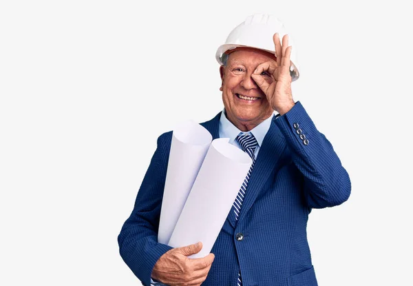 Senior Guapo Hombre Pelo Gris Con Arquitecto Hardhat Sosteniendo Planos — Foto de Stock