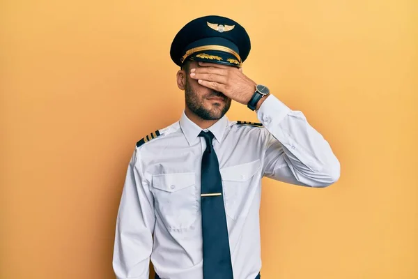 Een Knappe Spaanse Man Vliegtuigpilotenuniform Die Ogen Met Hand Bedekt — Stockfoto