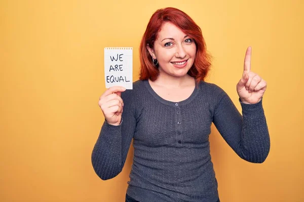 Jovem Mulher Ruiva Bonita Pedindo Igualdade Segurando Papel Com Estamos — Fotografia de Stock