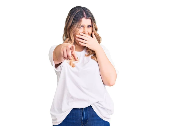 Mujer Caucásica Joven Con Ropa Casual Riéndose Señalando Con Dedo —  Fotos de Stock