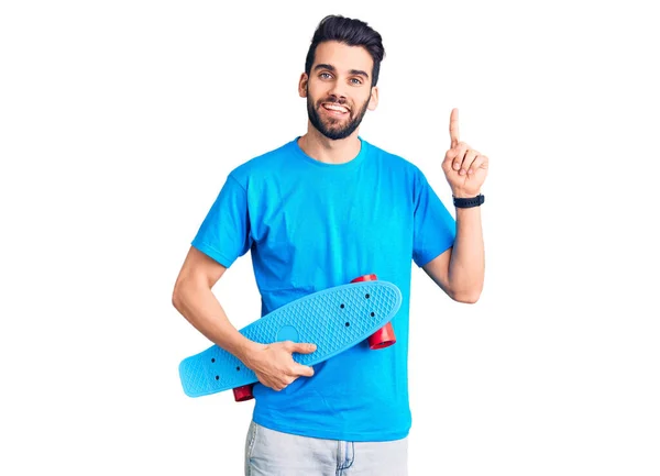 Junger Gutaussehender Mann Mit Bart Der Skate Hält Überrascht Mit — Stockfoto