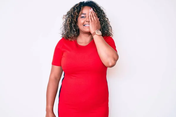 Junge Afrikanisch Amerikanische Size Frau Lässiger Kleidung Die Ein Auge — Stockfoto