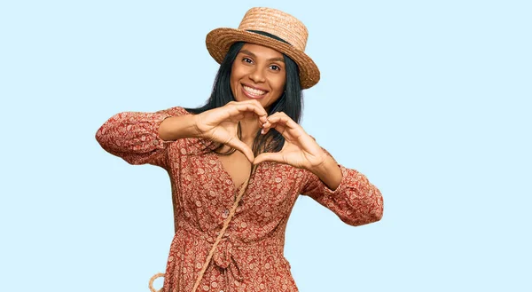 夏の帽子をかぶっている若いアフリカ系アメリカ人女性は 手でハートシンボルの形をするのが大好きです ロマンチックなコンセプト — ストック写真