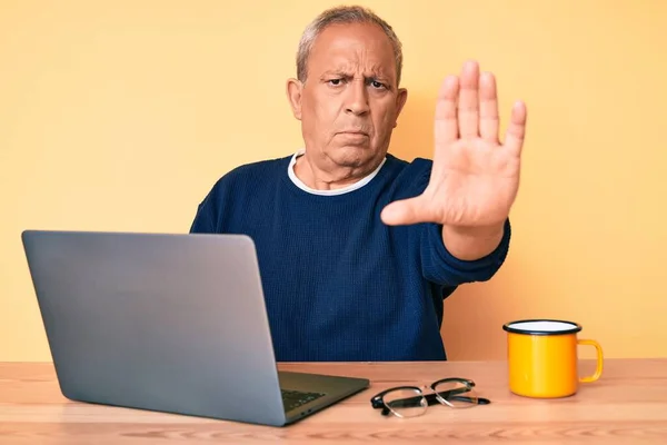 Homem Bonito Sênior Com Cabelo Grisalho Trabalhando Escritório Com Laptop — Fotografia de Stock