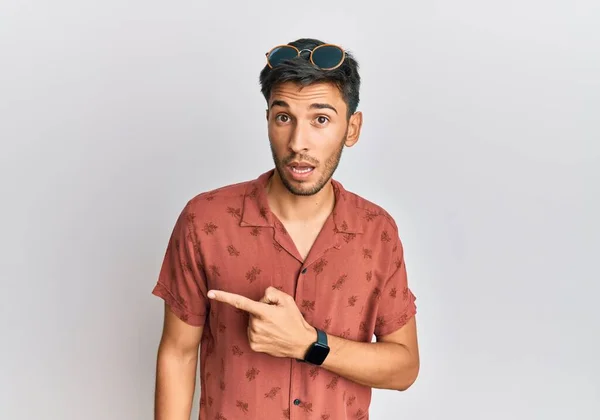 Mladý Pohledný Muž Neformálním Letním Oblečení Ukazuje Stranou Ustaraný Nervózní — Stock fotografie