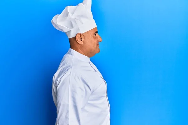 Ώριμος Άνθρωπος Της Μέσης Ανατολής Φορώντας Επαγγελματική Στολή Μάγειρας Και — Φωτογραφία Αρχείου