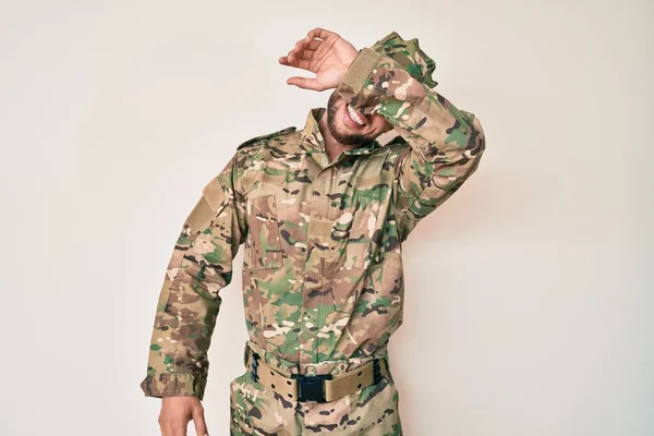 Joven Hombre Caucásico Con Camuflaje Uniforme Del Ejército Cubriendo Los — Foto de Stock