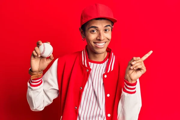 Jovem Americano Africano Vestindo Uniforme Beisebol Segurando Bola Sorrindo Feliz — Fotografia de Stock