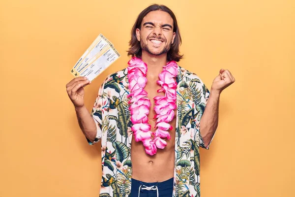Junger Gutaussehender Mann Badebekleidung Und Hawaiianischem Lei Mit Bordkarte Schreit — Stockfoto