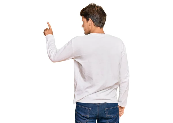 Schöner Kaukasischer Mann Lässigem Weißem Pullover Der Rückwärts Mit Der — Stockfoto