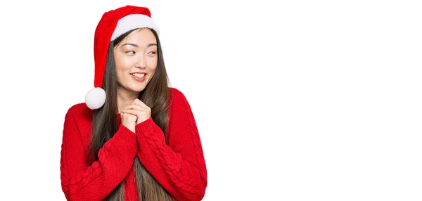 Jovem Chinesa Usando Chapéu Natal Rindo Nervosa Animada Com Mãos — Fotografia de Stock