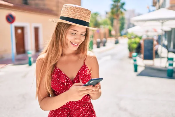 코카서스 관광객 소녀는 시내에서 스마트폰을 사용하여 행복하게 — 스톡 사진