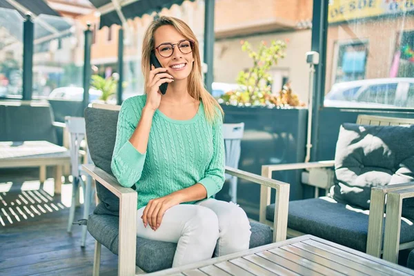 Mujer Rubia Joven Sonriendo Feliz Hablando Teléfono Inteligente Sentado Terraza — Foto de Stock