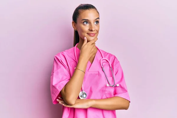 Doktor Üniforması Giyen Genç Spanyol Kadın Eli Çenesinde Steteskop Soru — Stok fotoğraf