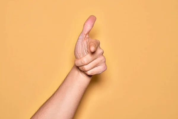 Ruka Bělocha Mladý Muž Ukazující Prsty Izolovaném Žlutém Pozadí Ukazující — Stock fotografie