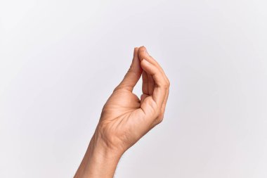 İzole edilmiş beyaz arka planda parmaklarını gösteren beyaz bir adamın eli parmaklarıyla İtalyanca jest yapıyor, iletişim hareketi yapıyor.