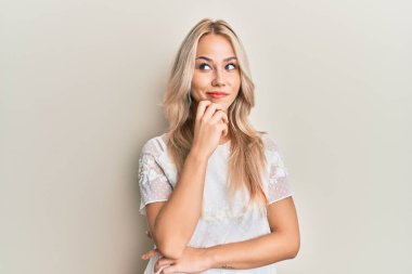 Beyaz tişört giyen beyaz saçlı güzel beyaz kız şüphe üzerine yoğunlaşmıştı. Parmakları çenesinde ve yukarı bakıyordu. 