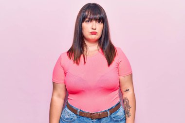 Genç ve cüsseli bir kadın depresif ve endişeli, sinirli ve korkmuş bir şekilde ağlıyor. hüzünlü ifade. 