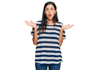 Güzel, genç bir kadın gündelik kıyafetler giyiyor. Şaşırmış ve korkmuş bir ifade, korku ve heyecanlı bir yüz ifadesi.. 