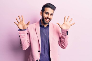 Sakallı, zarif ceketli, on numaralı parmaklarıyla gösteriş yapan, kendinden emin ve mutlu gülümseyen yakışıklı bir genç.. 