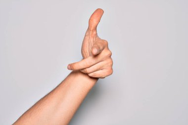 Beyaz arka planda parmaklarını gösteren, kameraya işaret eden, yönü seçen ve işaret eden beyaz bir gencin eli.